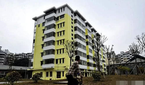  地标|国内最的“牛”钉子户，赖着不走公然作对，如今却成为繁华