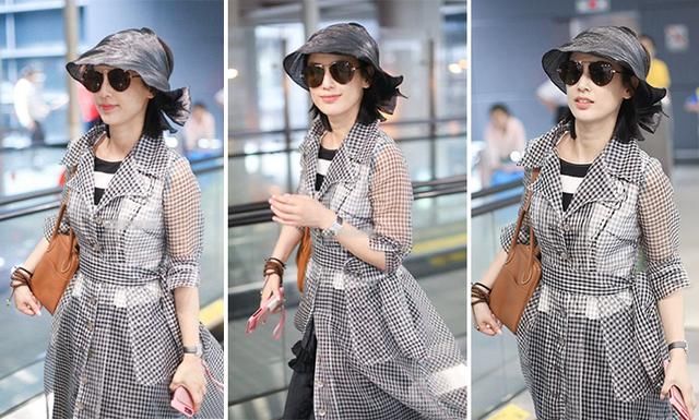 黄圣依两次现身机场居然戴了顶塑料袋帽子,网友直呼看不懂这造型