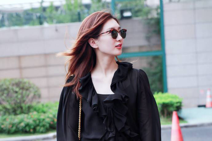 江疏影黑衣美腿性感街拍写真图片