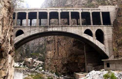 四川古路村：行走在在1000米高的悬崖隧道上，没有任何安全防护