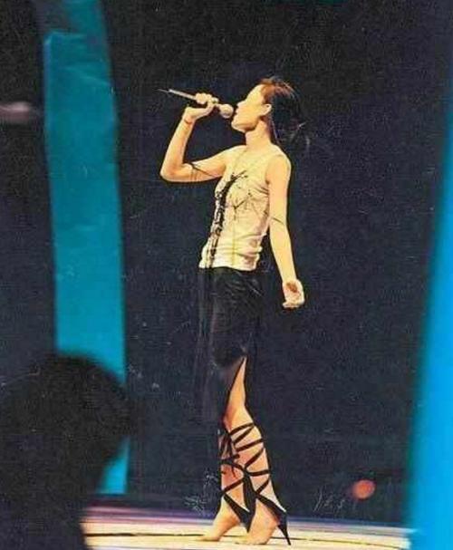 赵丽颖穿恨天高大家能理解，但是王菲这双无底高跟鞋，真的给跪了