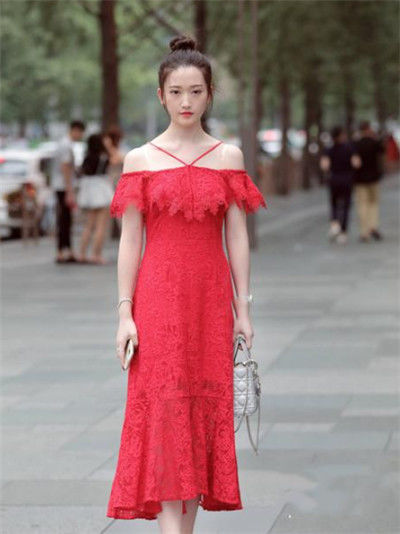 『粉色』街拍:美女穿粉色的针织毛衣配,时尚的黑色短裙,秀出纤细美腿