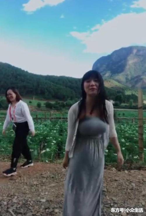 街拍：紧身裙使女人光彩夺目，乡下的小姐姐女人味十足!