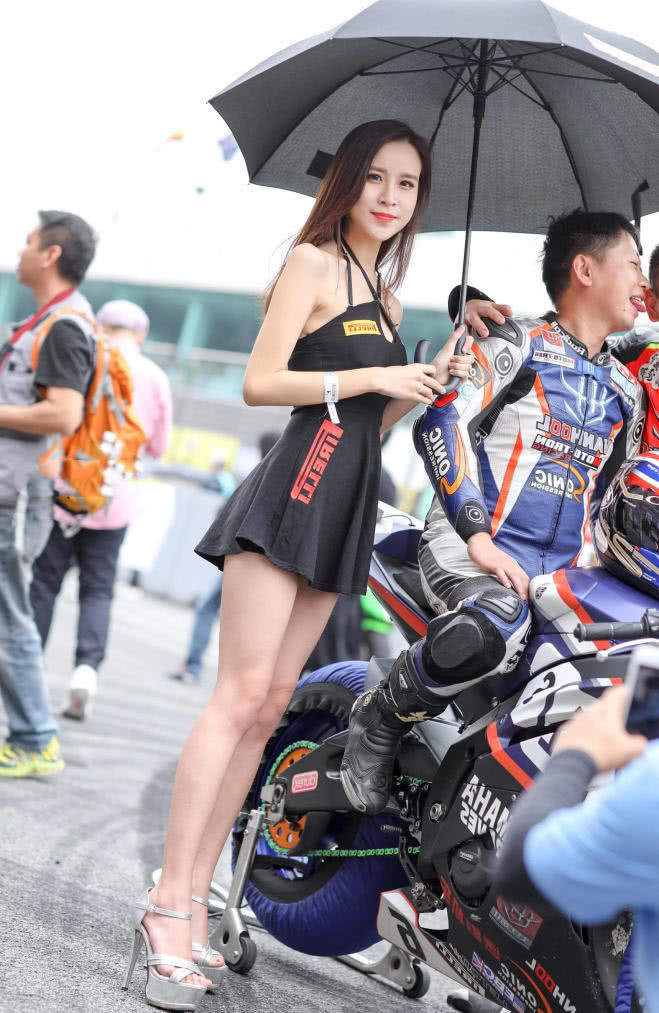 超短迷你裙勾勒出玲珑有致的身材，火辣的风格让路人纷纷侧目