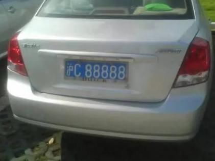  「女司机」又一嚣张女司机！近百辆车被她堵住，却叫嚣“你来砸