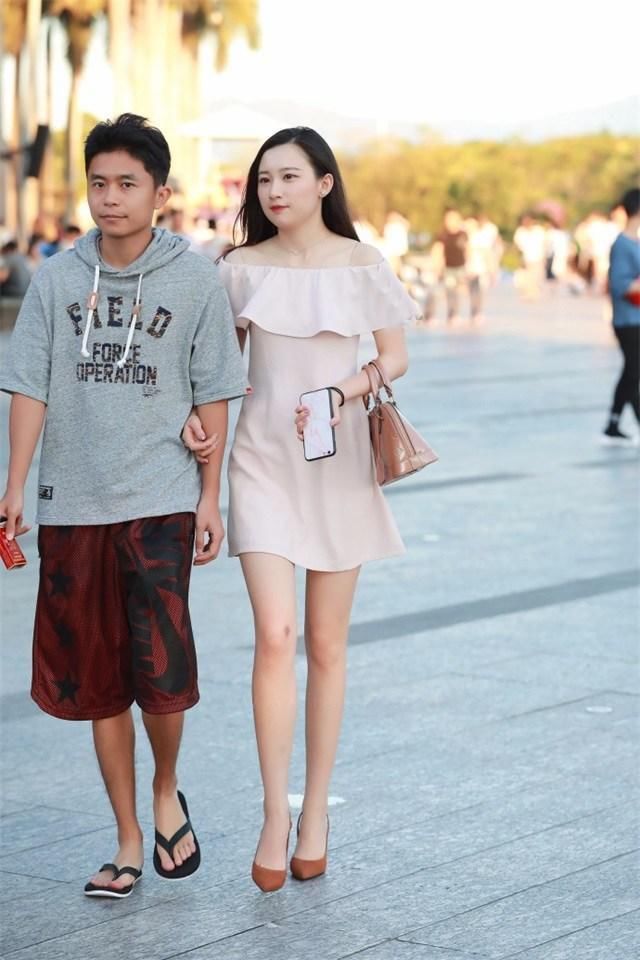 街拍 洋美女露腿穿热裤上街 估计也只有她们敢这么穿了