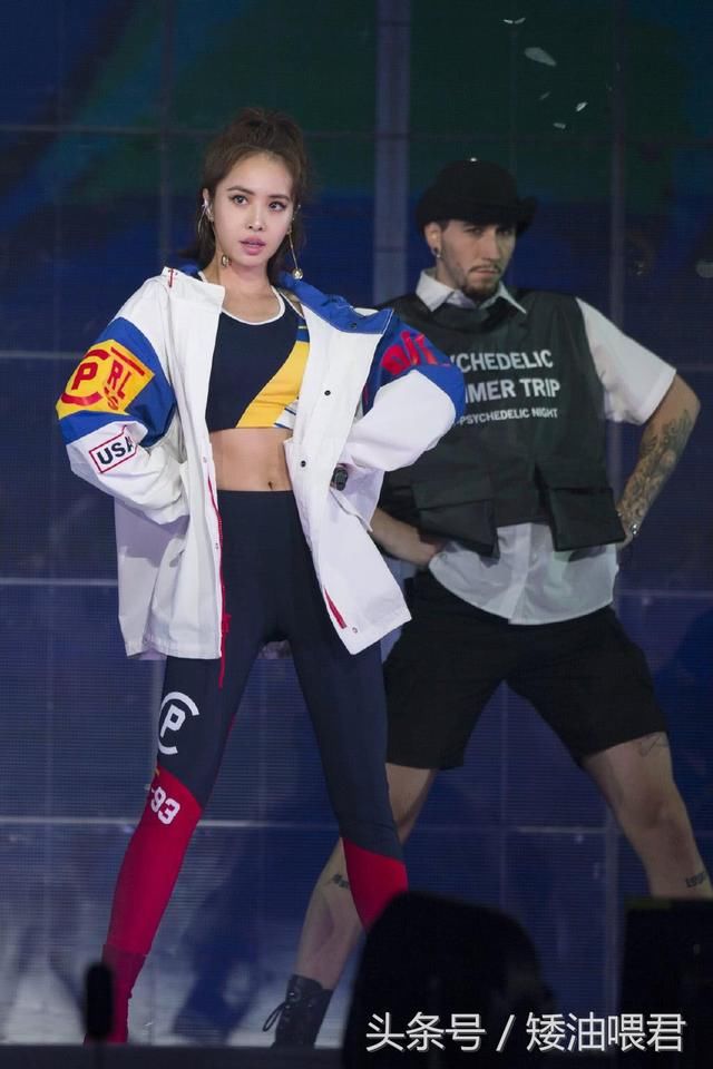 蔡依林霸气开唱，内衣都露出来了，网友:只有我看到鞋子的变化吗