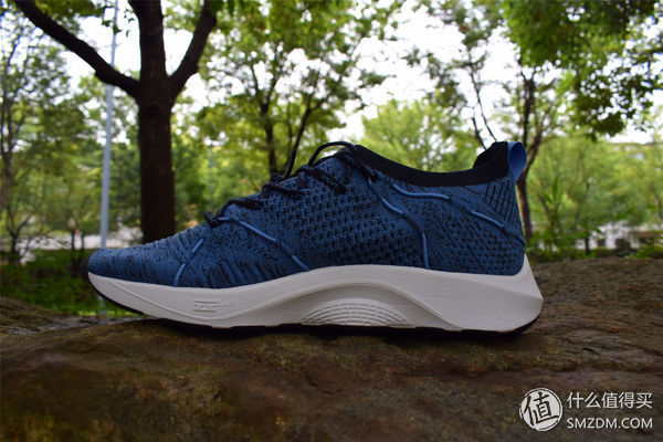 上了时装周,跑鞋也“变潮”-李宁轻云减震跑鞋开箱篇