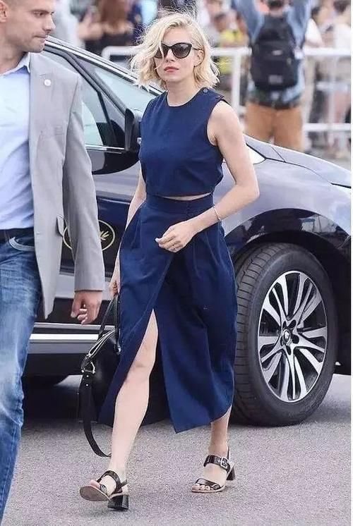  「凸显」削肩裙不仅凸显你的大长腿和小蛮腰，鲜亮的颜色让你看起来更年轻