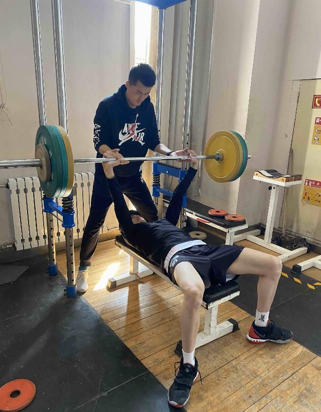  球队■疫情期间不放松 山东排球六支球队展开春季体能大练兵