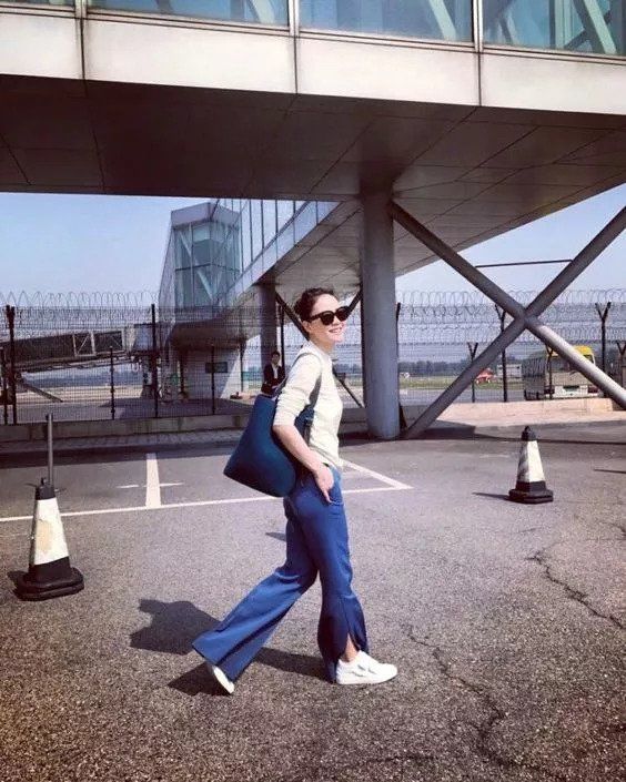 49岁王菲上综艺!红了这么多年还是气质精，时髦穿搭成范本