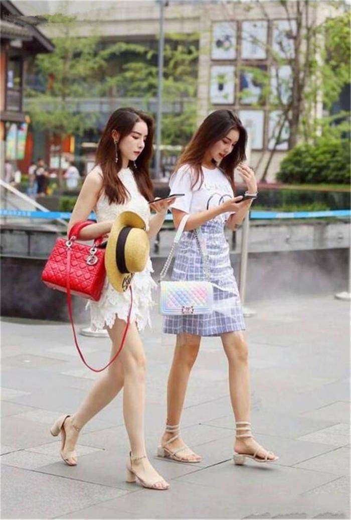 街拍: 图一的闺蜜没有房子你别碰, 图五的闺蜜没有四合院你别撩!