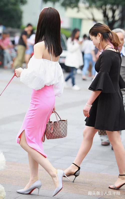 街拍：身材窈窕美女身穿抹胸长裙，街头遛狗！