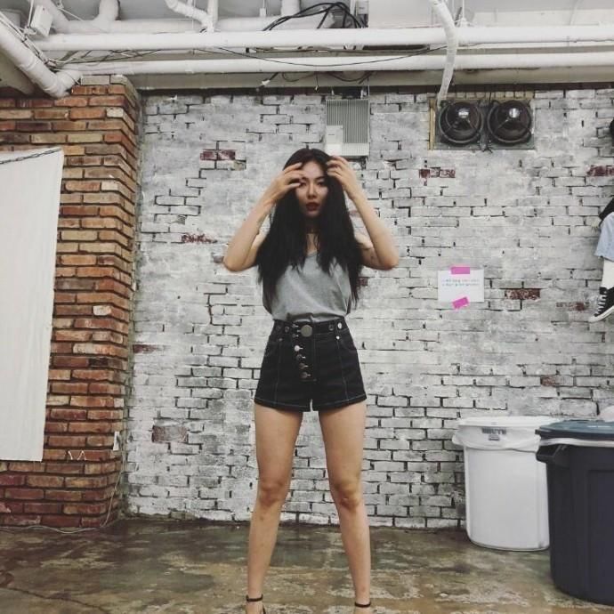 泫雅最新晒照嘟唇撩人 紧身热裤大秀长腿翘臀