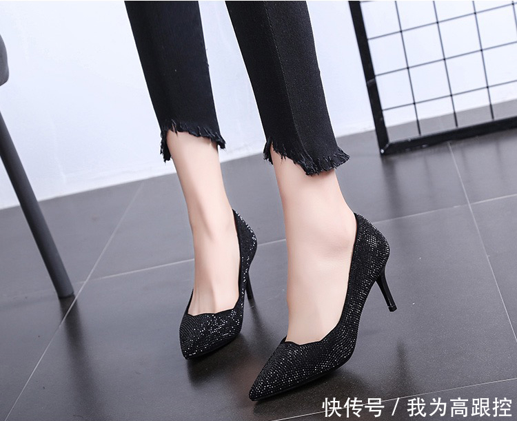 小珠子围绕个性鞋口的高跟鞋，更性感更微妙