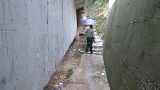 天桥建成无法行走? 原是高压线缆跨河隧道