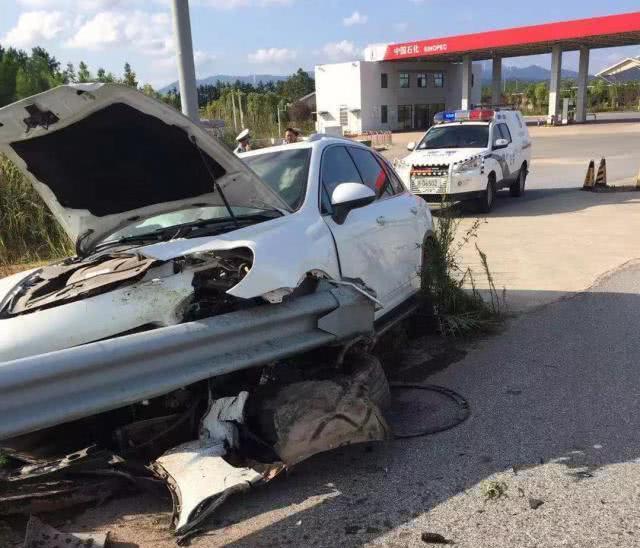  【车祸】江西又现天价车祸！保时捷一脚油门撞到护栏，车损够买