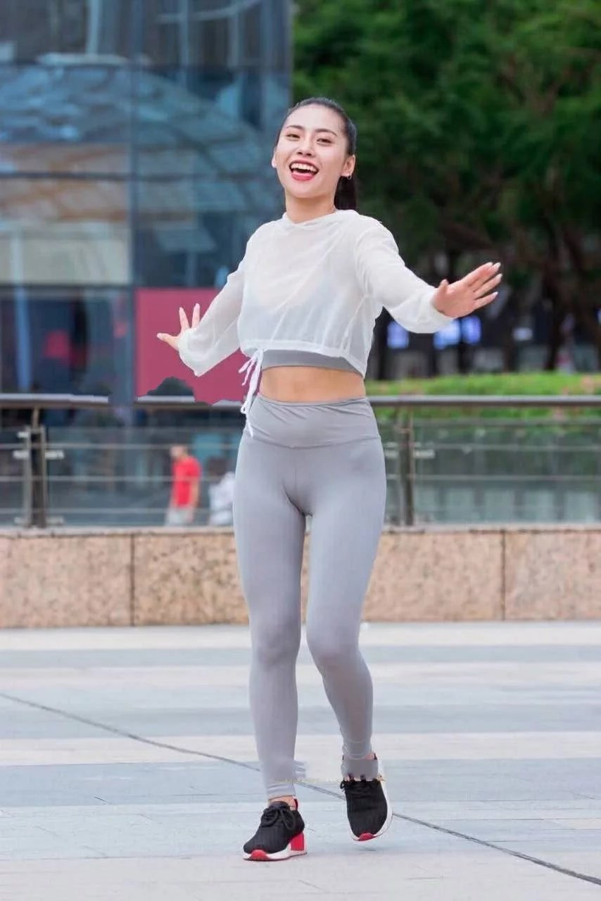 街拍小姐姐广场跳舞，干净利落的穿搭让她很阳光，俯身的那一刻很