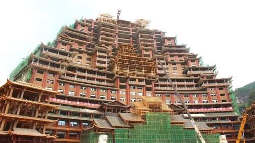 藏在贵州大山里的“豪宅”,24层高达99.9米,走近一看发现不简单