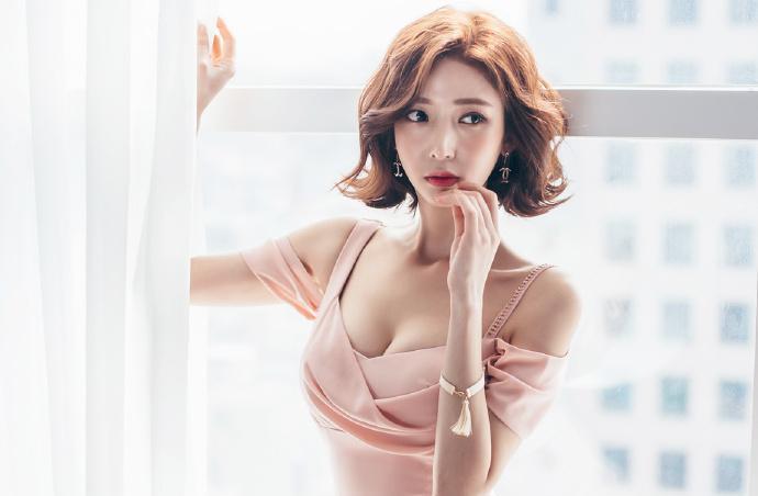 短发美女自带知性的气质, 粉色紧身裙包裹着曼妙的身躯!