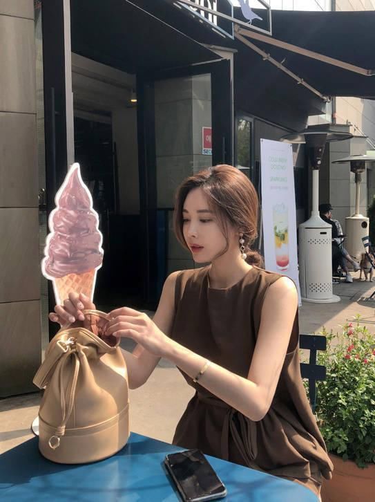 街头 气质出众短裤美女,眉清目秀,一貌倾城!