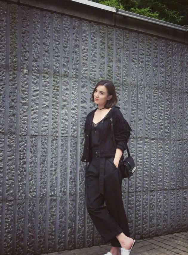 宋佳不愧是时尚教科书, 秋天这么穿那叫个美 读者: 就是脸有点大