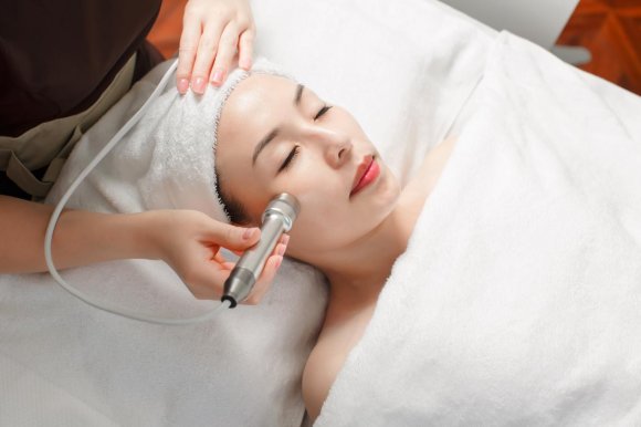 影视明星胡可亲临香榭迪尔做科技美肤