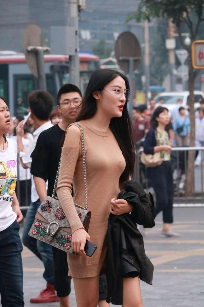 街拍：紧身长裙美女，清纯气质加上烈焰红唇很好看