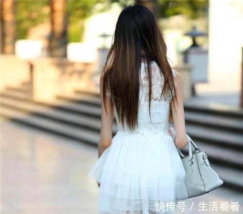  「气质」街拍：温婉姐妹花穿连衣裙，展现曼妙身姿，气质动人