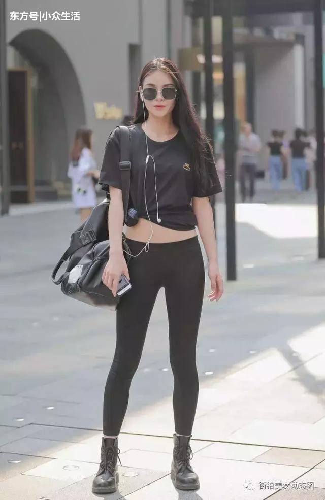 街拍:小姐姐为什么喜欢瑜伽裤?紧致勒人也不怕!