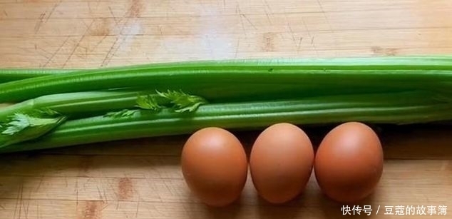  [我家]芹菜里加3个鸡蛋，我家一周吃6次，孩子每次都吃光，营养又解馋