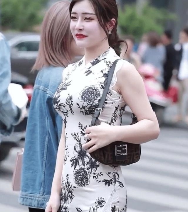  『实力』路人街拍，美女一件修身的体恤搭配百褶短裙，实力秀腿