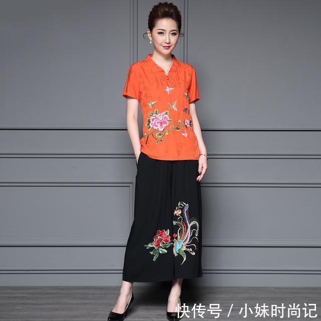  「加上」都说旗袍有东方韵味，其实，棉麻装加上精致刺绣也可以美得很优雅