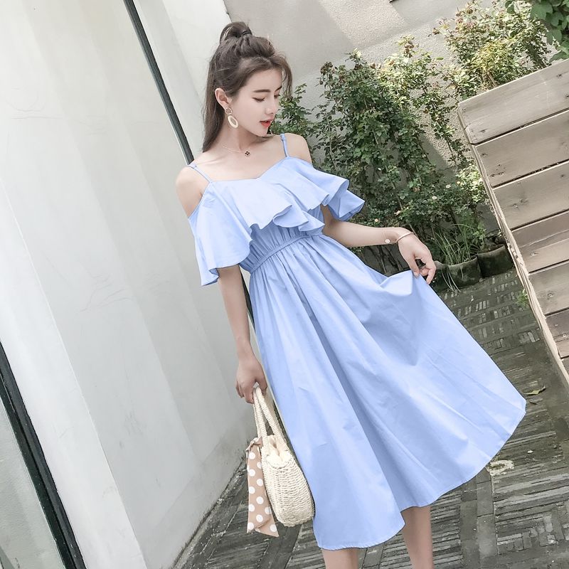 穿上吊带露肩连衣裙，开启性感人生，做一个温柔的女人