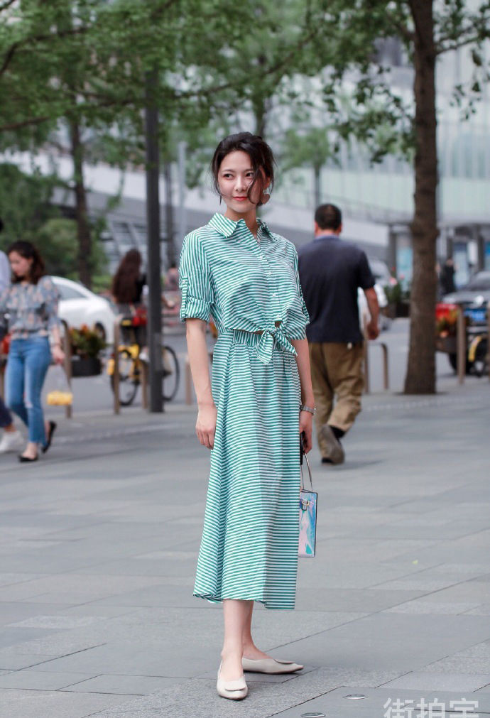 街拍北京:好姑娘就是自信，穿衣干净利落，展现不一样的美!