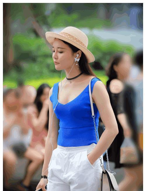 路人街拍，小姐姐的气质很清新，大长腿很是迷人靓丽