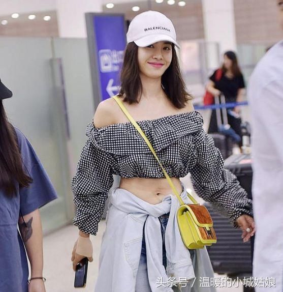 女星穿“露脐装”，热巴性感，赵丽颖腰比头细，奚梦瑶也太拼了