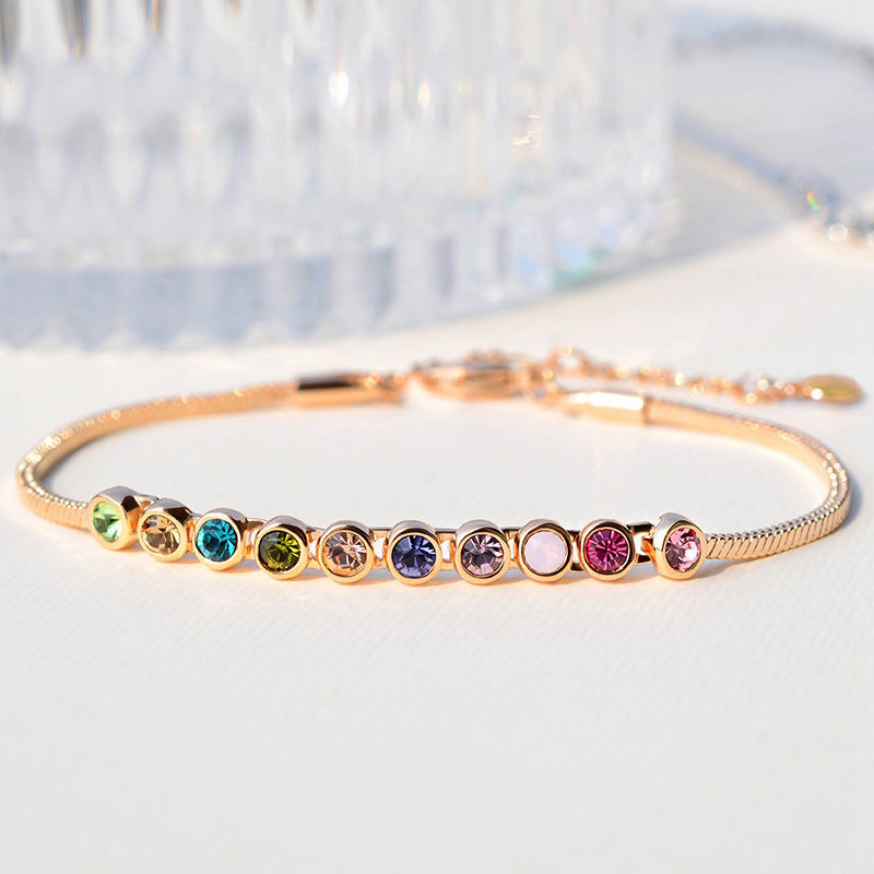 白嫩嫩的三寸金莲别藏着,夹趾凉鞋性感撩人,配脚链充满女人味