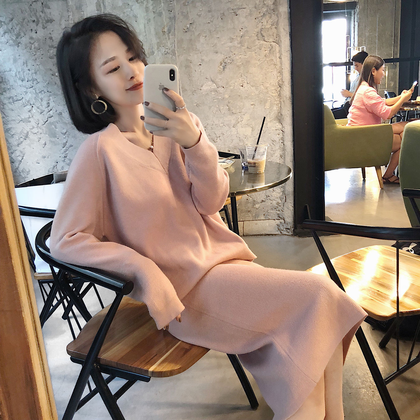 还在烦恼怎么搭配吗?休闲百搭的套装来一款，出门轻松又美丽