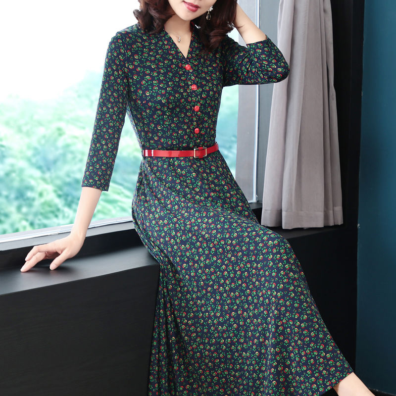 40以上女人，早秋尽量别穿不过膝短裙，这种过膝长裙，优雅显瘦