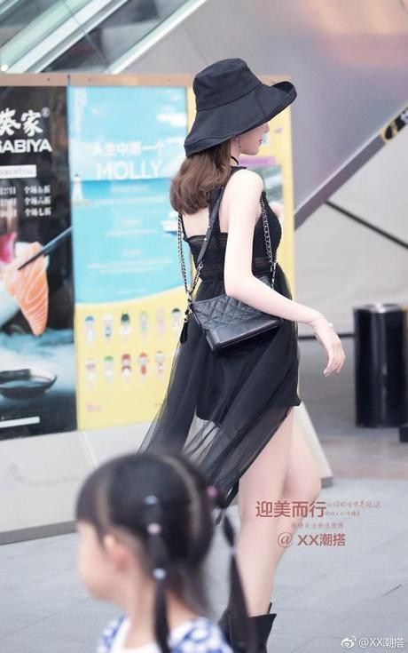 街拍：长裙摇摆，玉臂白皙，身材曼妙的小姐姐给人一种神秘感