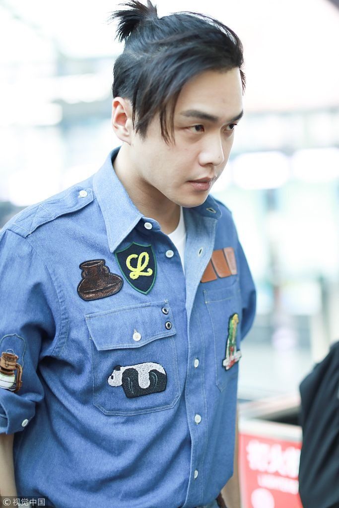 潮气小哥上线！张若昀长刘海马尾辫大变妖孽 着牛仔套装蹲地系鞋