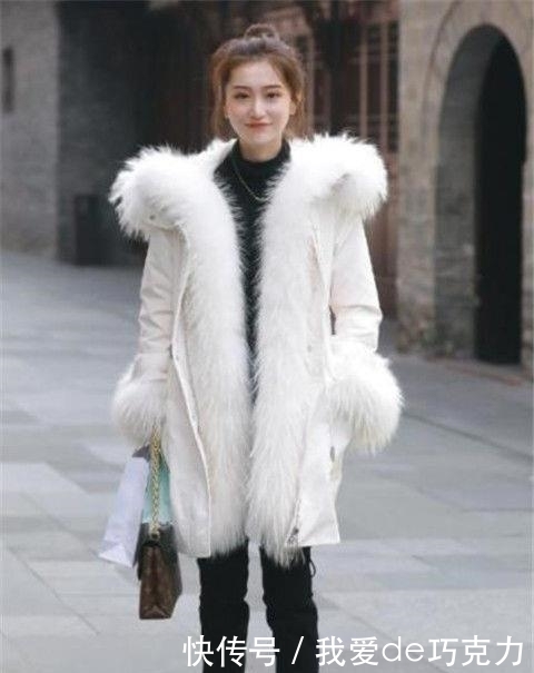  『有型』迷人靓丽的美女街拍：身材高挑有型的美女，散发十足女人味！