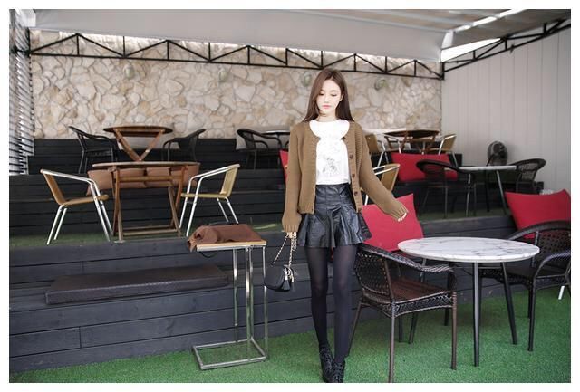 小黑裙搭配黑丝袜，有效的修饰身形，凸显年轻气质