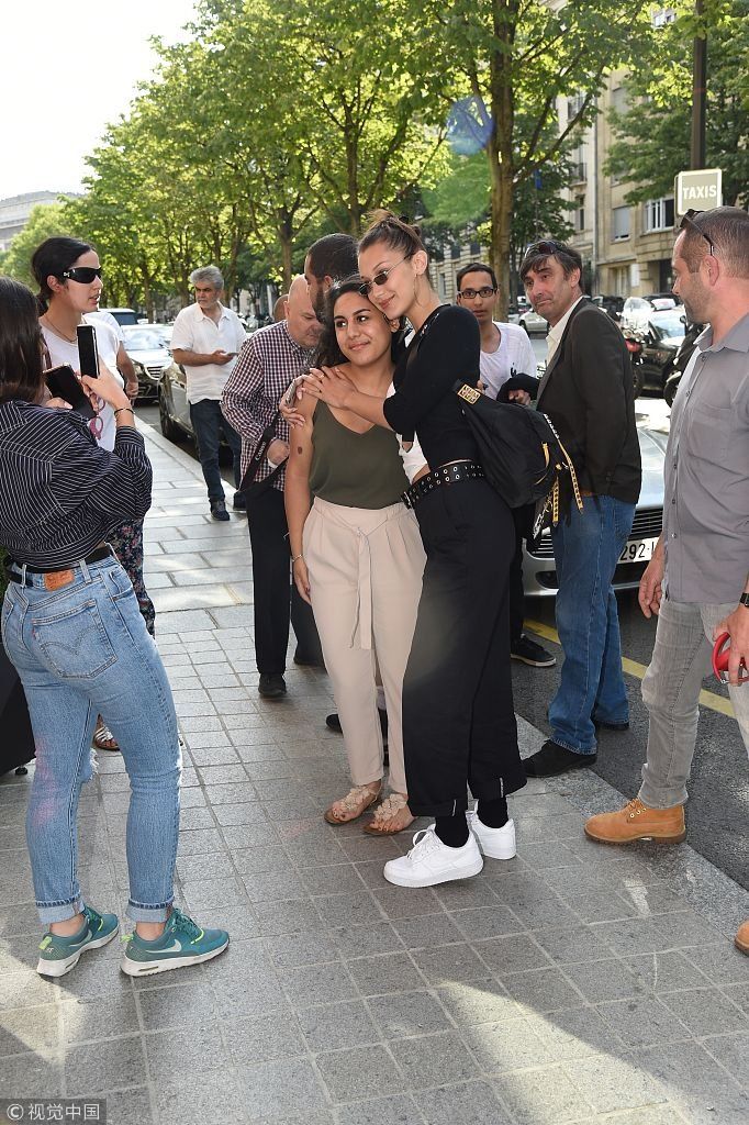 宠粉无下限！贝拉哈迪德“耳上添花”捂嘴偷笑羞答答 搂抱粉丝花