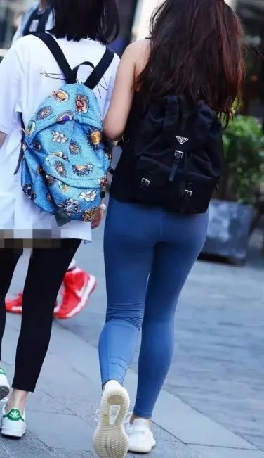 青春萌妹子蓝色紧身裤勾勒完美弧线，靓丽又阳光