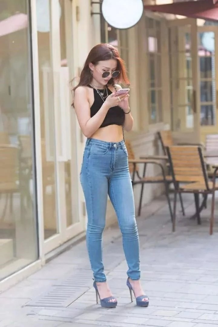 甜美小姐姐穿搭紧身裤,勾勒出来的线条比傲人的上围还要吸睛