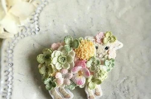  #胸针#外网的钩针小花好美，编织朵小花，做一个春天的胸针！DIY手工