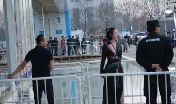 唐艺昕真疯狂！裙子只穿一条腿，难怪要在里面穿超短裤！