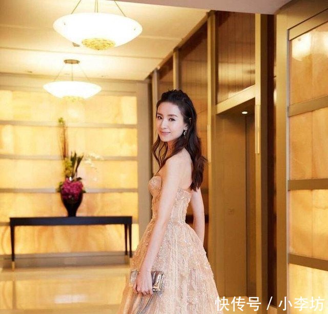 38岁董洁素颜现身机场，皮衣搭配百褶裙，网友还是那么清纯！